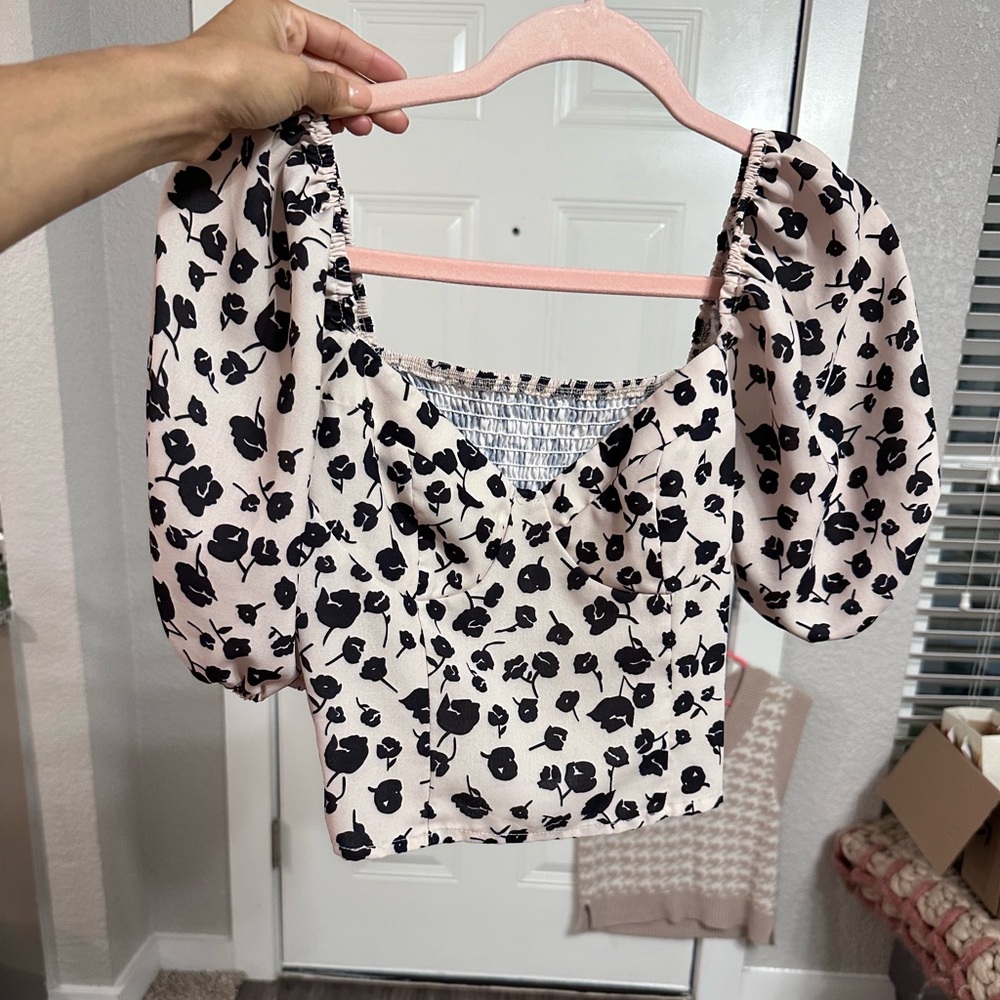 Flattering SHEIN blouse, puffy shoulders and sweetheart neckline.